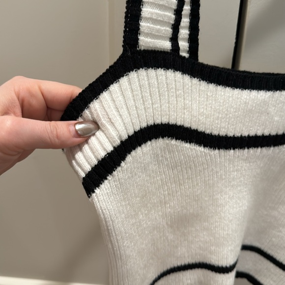Classy Knit crop tank. Black/white - Picture 2 of 4